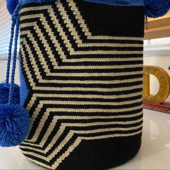 Colombian Wayuu Mochila Boho Shoulder Bucket blue and black handmade Bag - Picture 10 of 13